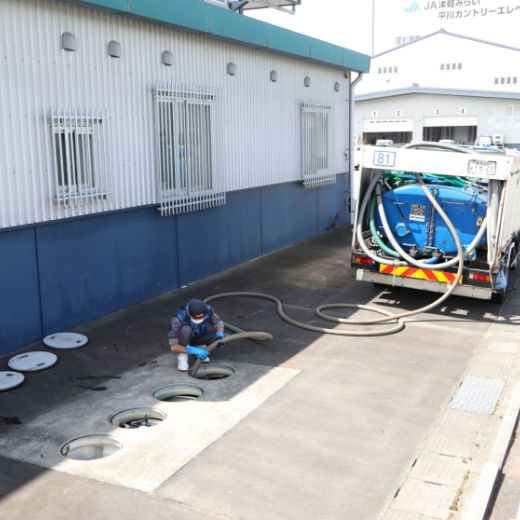 浄化槽汲み取りの様子